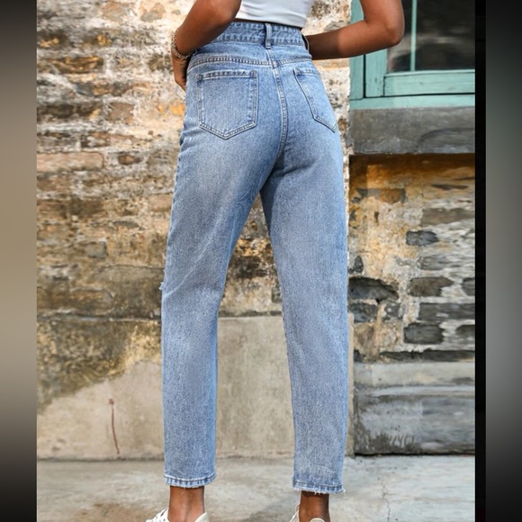 Ripped Frayed Hem Mom Jeans light wash color - Picture 4 of 10
